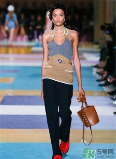 miumiu水桶包怎么搭配？miumiu水桶包怎么搭配好看？