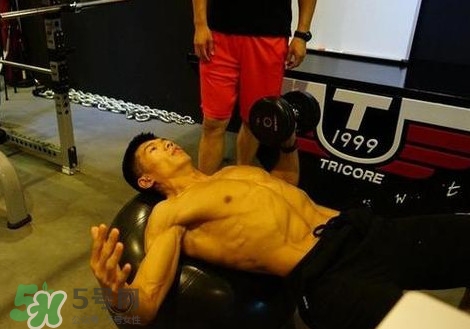 高低肩怎么治療？高低肩怎么鍛煉