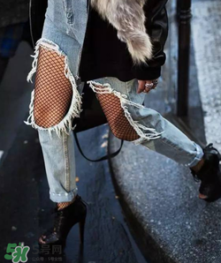 漁網(wǎng)襪牛仔褲怎么搭配好看？網(wǎng)襪破洞牛仔褲怎么搭配？