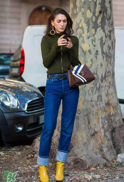 翻邊牛仔褲搭配什么上衣？翻邊牛仔褲配什么上衣好看？