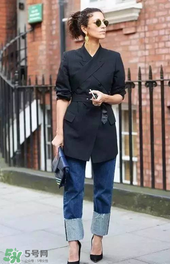 翻邊牛仔褲搭配什么上衣？翻邊牛仔褲配什么上衣好看？