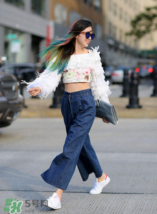 闊腿牛仔褲搭配什么上衣？牛仔闊腿褲配什么上衣好看？