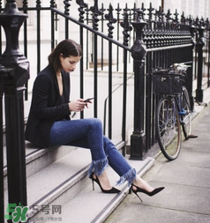 流蘇牛仔褲搭配什么上衣？流蘇牛仔褲配什么上衣好看？