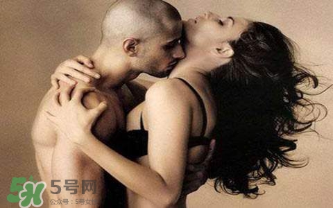 男人為什么喜歡抓女人的胸？男人摸女人的胸部