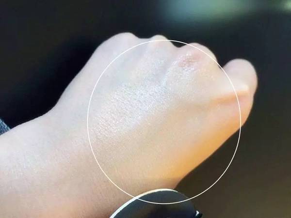 ysl蕾絲氣墊粉餅怎么樣？ysl蕾絲氣墊粉餅好用嗎？