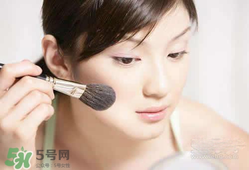 涂了隔離還要涂bb霜嗎？先涂隔離還是先涂bb霜？