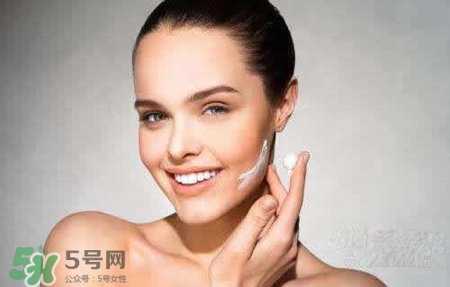 涂了隔離還要涂bb霜嗎？先涂隔離還是先涂bb霜？