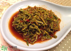 涼拌香椿要過水嗎？香椿涼拌前需要用開水焯一下嗎？