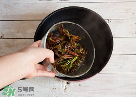 香椿為什么要用開(kāi)水燙？香椿用開(kāi)水燙多久？