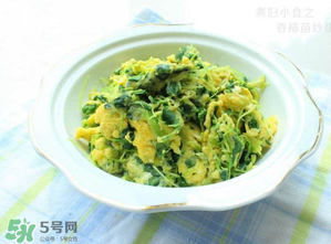 香椿炒雞蛋不能和什么同吃？香椿炒雞蛋什么人不能吃？