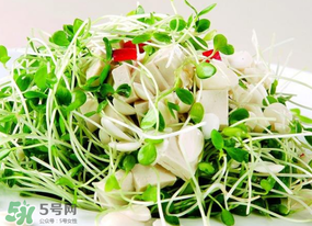 香椿拌豆腐怎么做好吃？香椿拌豆腐放什么油？