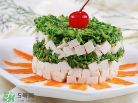 香椿拌豆腐怎么做好吃？香椿拌豆腐放什么油？