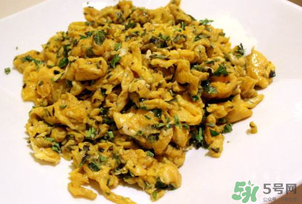 香椿炒雞蛋好吃嗎？吃香椿炒雞蛋好嗎？