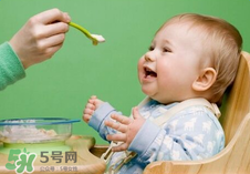 四個月的寶寶可以喝果汁嗎？寶寶四個月能喝果汁嗎？