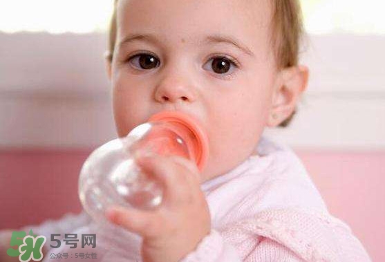 純凈水和礦泉水哪個(gè)好？純凈水和礦泉水的區(qū)別