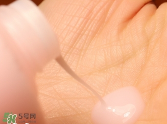 蘭嘉絲汀粉水和蘭蔻粉水哪個(gè)好？蘭嘉絲汀粉水和蘭蔻粉水對(duì)比