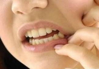 牙齒松動怎么回事？牙齒松動是什么原因呢