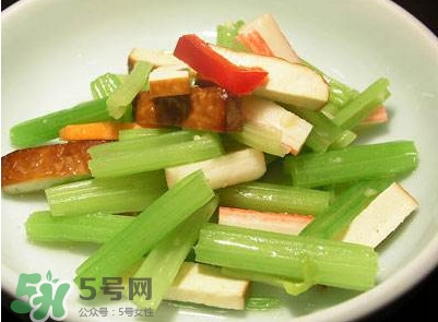 芹菜怎么炒好吃？芹菜怎么炒不苦