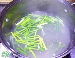 蒜苔用焯水嗎？蒜苔要不要焯水