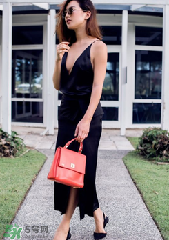 吊帶裙里面穿什么內(nèi)衣？吊帶裙怎么穿內(nèi)衣？