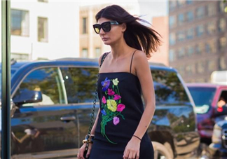 吊帶裙怎么搭配？吊帶裙怎么搭配好看？