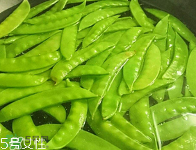 ?炒荷蘭豆要焯水嗎？荷蘭豆不焯水能吃嗎？