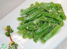 ?炒荷蘭豆要焯水嗎？荷蘭豆不焯水能吃嗎？