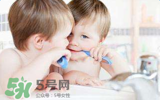 寶寶不肯刷牙一刷就哭怎么辦？怎么樣讓寶寶養(yǎng)成刷牙的習(xí)慣？