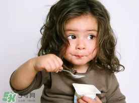 吃蝦爬子能喝酸奶嗎？蝦爬子和酸奶能一起吃嗎？