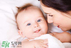 媽媽病毒性感冒需要停止喂奶嗎？媽媽感冒了喂奶需要注意什么？