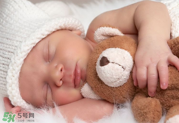 寶寶可以和爸爸媽媽一起睡嗎？寶寶出生后在哪睡覺(jué)好？