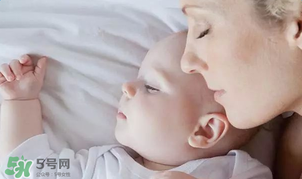 寶寶可以和爸爸媽媽一起睡嗎？寶寶出生后在哪睡覺(jué)好？