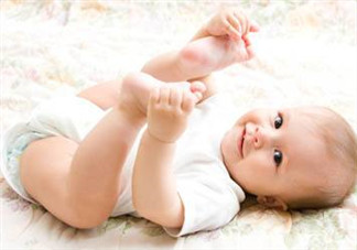 寶寶可以和爸爸媽媽一起睡嗎？寶寶出生后在哪睡覺好？