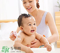 寶寶流鼻涕了還能洗澡嗎？寶寶夏天感冒能不能洗澡？