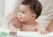 寶寶流鼻涕了還能洗澡嗎？寶寶夏天感冒能不能洗澡？