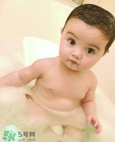 寶寶流鼻涕了還能洗澡嗎？寶寶夏天感冒能不能洗澡？