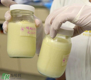 我的奶水發(fā)黃是怎么回事？ 哺乳期奶水發(fā)黃還可以喂奶嗎？