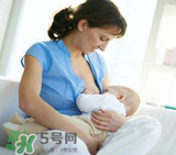 我的奶水發(fā)黃是怎么回事？ 哺乳期奶水發(fā)黃還可以喂奶嗎？