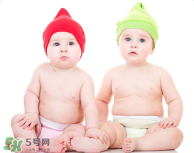 如何判斷新生兒已經(jīng)吃飽？新生兒吃飽了有什么表現(xiàn)？