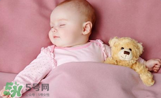 如何判斷新生兒已經(jīng)吃飽？新生兒吃飽了有什么表現(xiàn)？