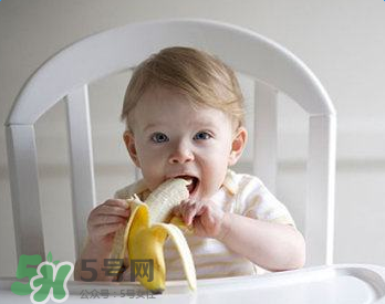 如何判斷新生兒已經(jīng)吃飽？新生兒吃飽了有什么表現(xiàn)？