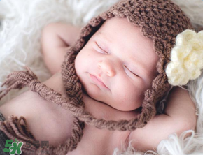 小孩開著燈睡覺好嗎？寶寶睡覺開著燈對身體有危害嗎？