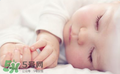 小孩開著燈睡覺好嗎？寶寶睡覺開著燈對身體有危害嗎？