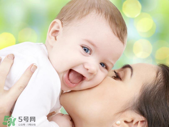 哺乳期媽媽用護膚品對寶寶有影響嗎？哺乳期能不能用護膚品？