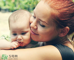 哺乳期媽媽用護膚品對寶寶有影響嗎？哺乳期能不能用護膚品？