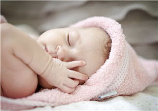 小孩開(kāi)著燈睡覺(jué)好嗎？寶寶睡覺(jué)開(kāi)著燈對(duì)身體有危害嗎？