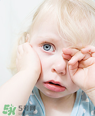 寶寶總是拿手揉眼睛是怎么了？寶寶眼睛癢怎么處理？