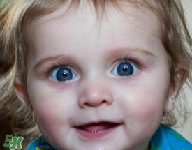 寶寶總是拿手揉眼睛是怎么了？寶寶眼睛癢怎么處理？