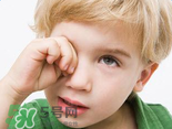 寶寶總是拿手揉眼睛是怎么了？寶寶眼睛癢怎么處理？
