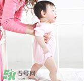 寶寶一歲多了還不會(huì)走路怎么辦？寶寶走路晚是什么原因造成的